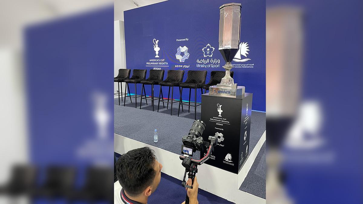 El trofeo de la regata preliminar de la Copa América de vela, en Jeddah.