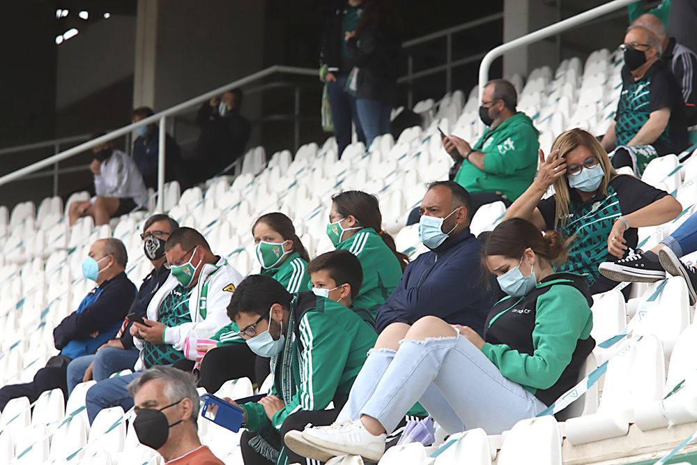 Aficionados asistentes al encuentro Córdoba CF-Cádiz B