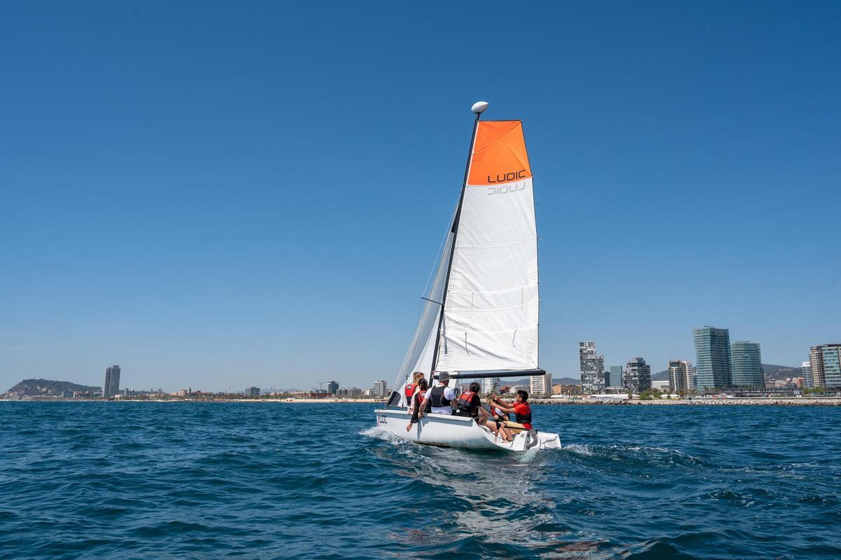 Barcelona acosta la vela a estudiants de primària Barcelona acosta la vela a estudiants de primària