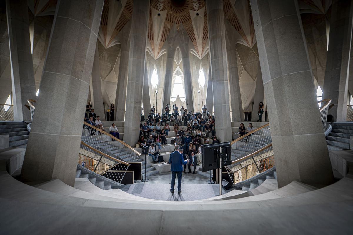 Dos colosales figuras de mármol griego de Thasos, el más blanco del mundo, aguardan a los pies del templo de la Sagrada Família para ser alzadas en octubre a la cima de las torres dedicadas a los evangelistas Juan y Mateo, la primera, como marca la tradición cristiana, un águila, y la segunda, con un esculpido que a veces confunde incluso a los más creyentes, con el aspecto de un hombre alado, sin que eso sea exactamente un ángel.