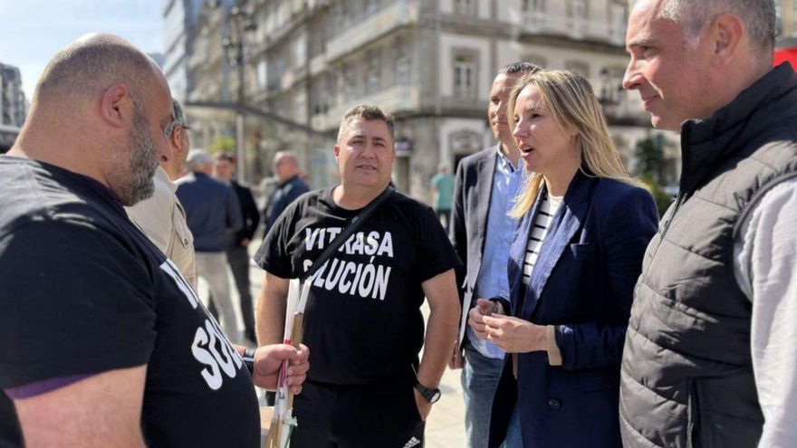 Fernández-Tapias, ayer, con trabajadores de Vitrasa.