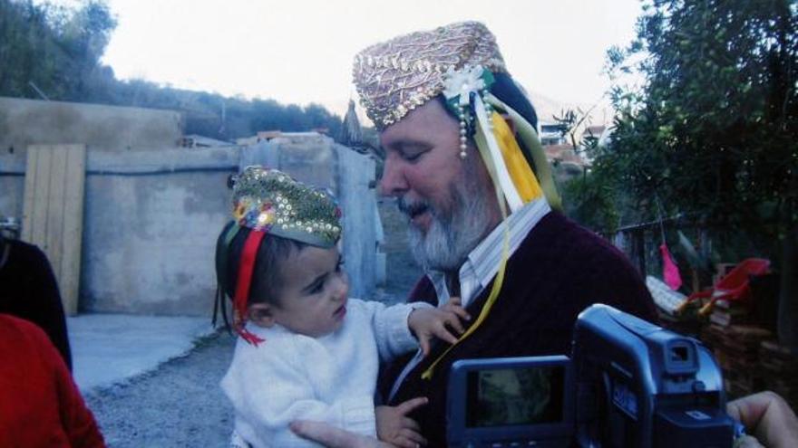 Fotografía de hace siete años de Agustín con el hijo de Belén Romero, luciendo los dos un antiguo sombrero de verdiales en la Venta del Túnel.