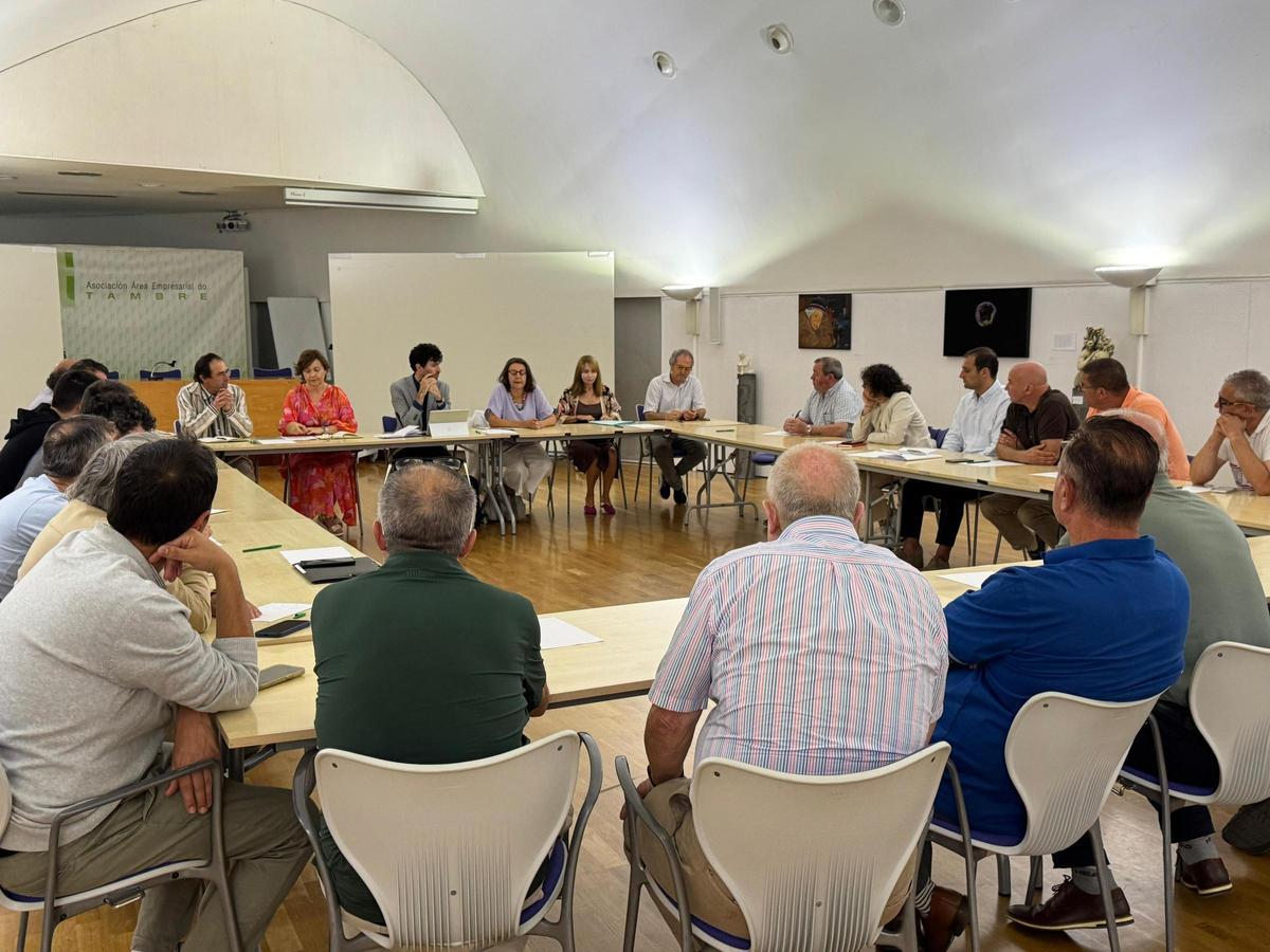 Reunión celebrada ayer en la sede de la asociación de los empresarios del Tambre de Santiago