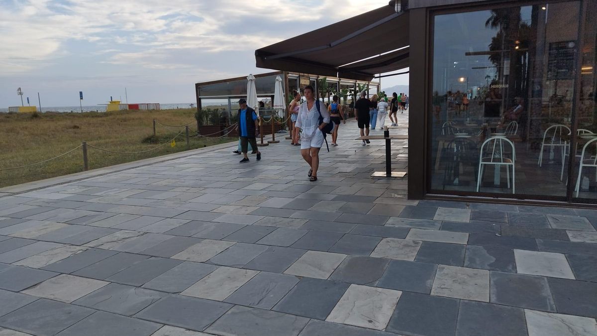 Una sentencia amenaza la pervivencia de varias terrazas en la playa de Castelldefels