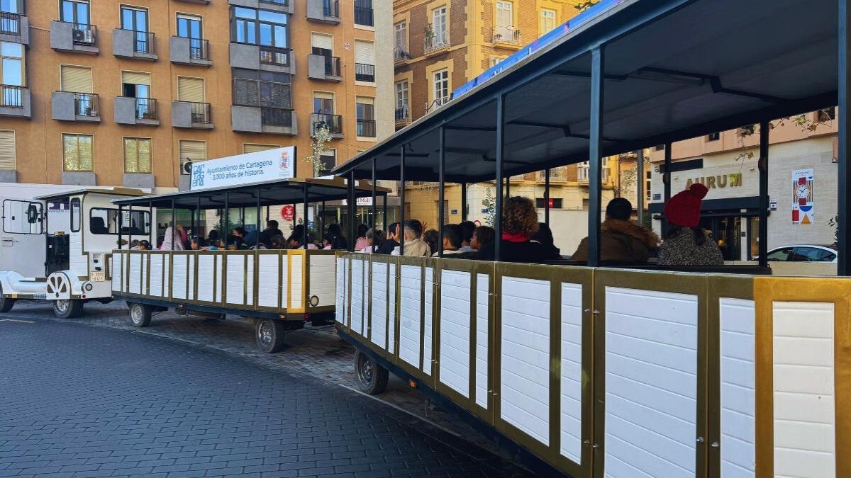 El trenecito de la Navidad saliendo de la plaza Juan XXIII