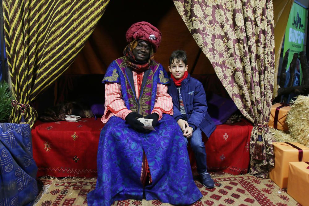 El emisario de SSMM los Reyes Magos sigue recibiendo a los más pequeños de Málaga para que le transmitan sus deseos para la Noche de Reyes.