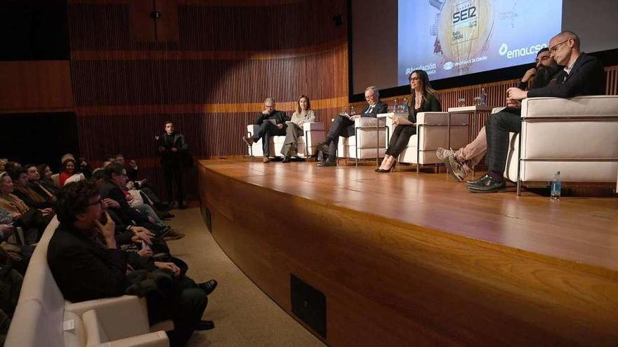 Manuel Lago, Berta Rivera, Carsten Moser, la moderadora Elena López, Frankie Gómez y Sánchez, durante el Foro Radio Coruña.