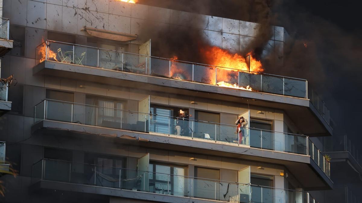 Dos personas atrapadas en uno de los balcones del edificio