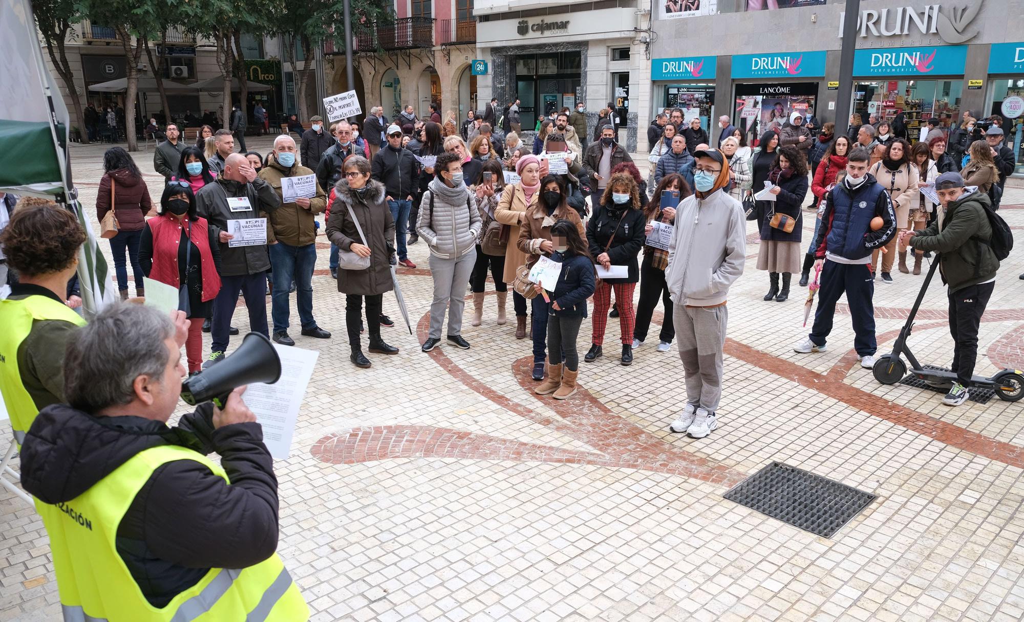 Concentración antivacunas en Elche contra el pasaporte covid y la inoculación de niños