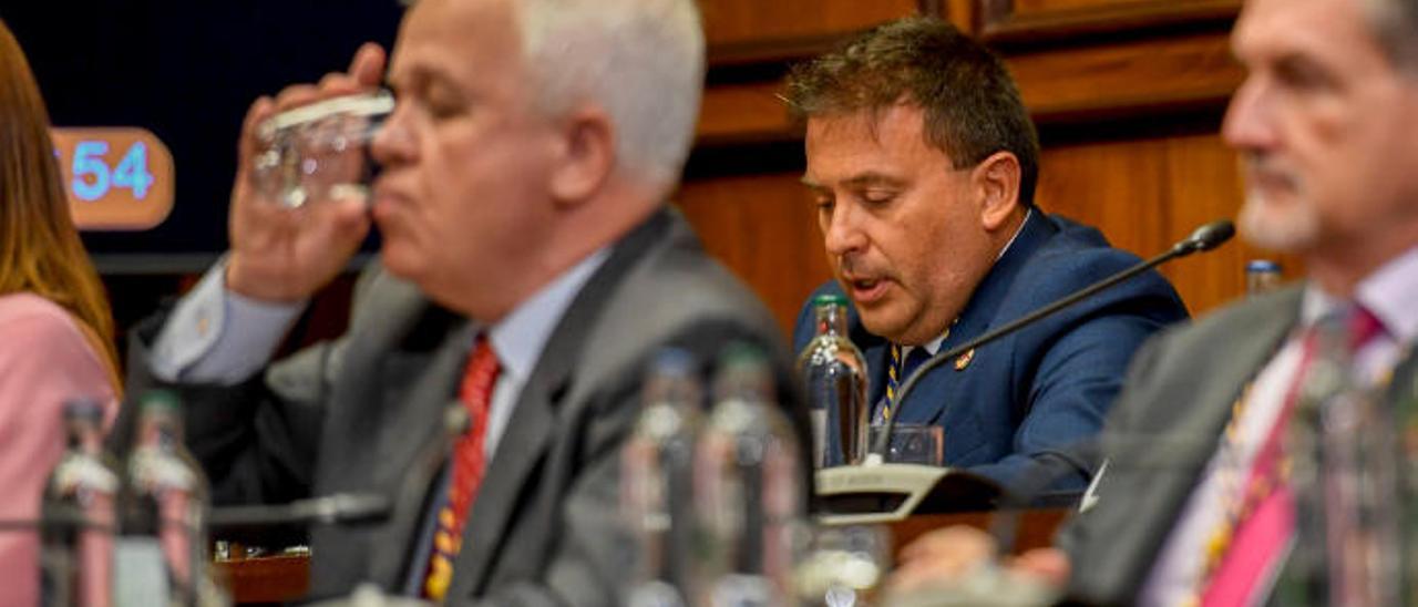 Luis Ibarra, al fondo, en el acto de constitución del Cabildo de Gran Canaria.