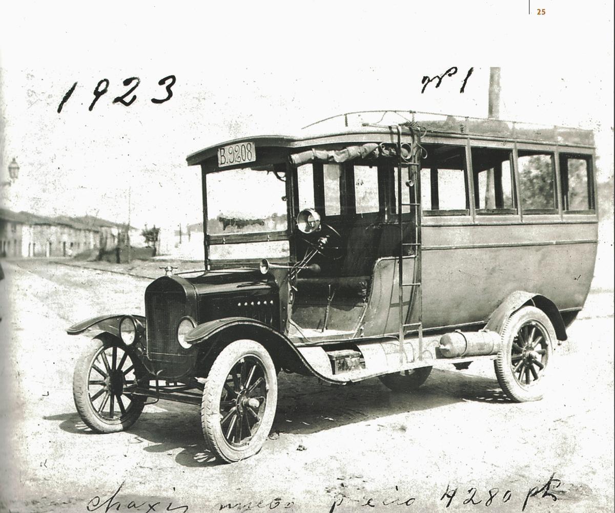 Autobús de 1923, cuando aparecieron las primeras líneas para asegurar la movilidad, sobre todo allí donde no había tren.