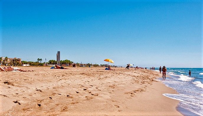 Imagen de archivo de la playa de la Pineda de Castelldefels.