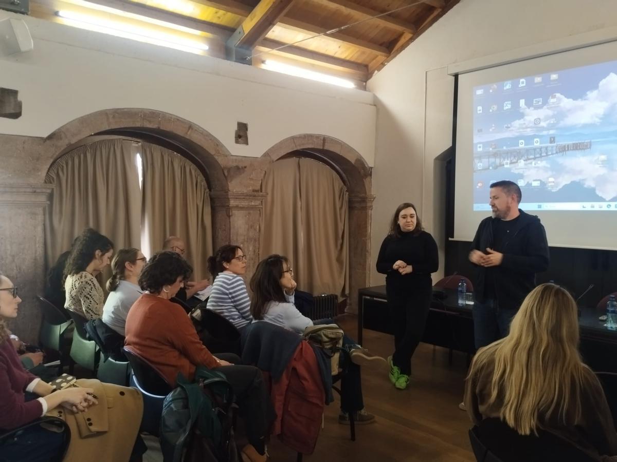 La historiadora Paloma Sánchez y el concejal de Cultura, Diego García, dan la bienvenida a los asistentes.