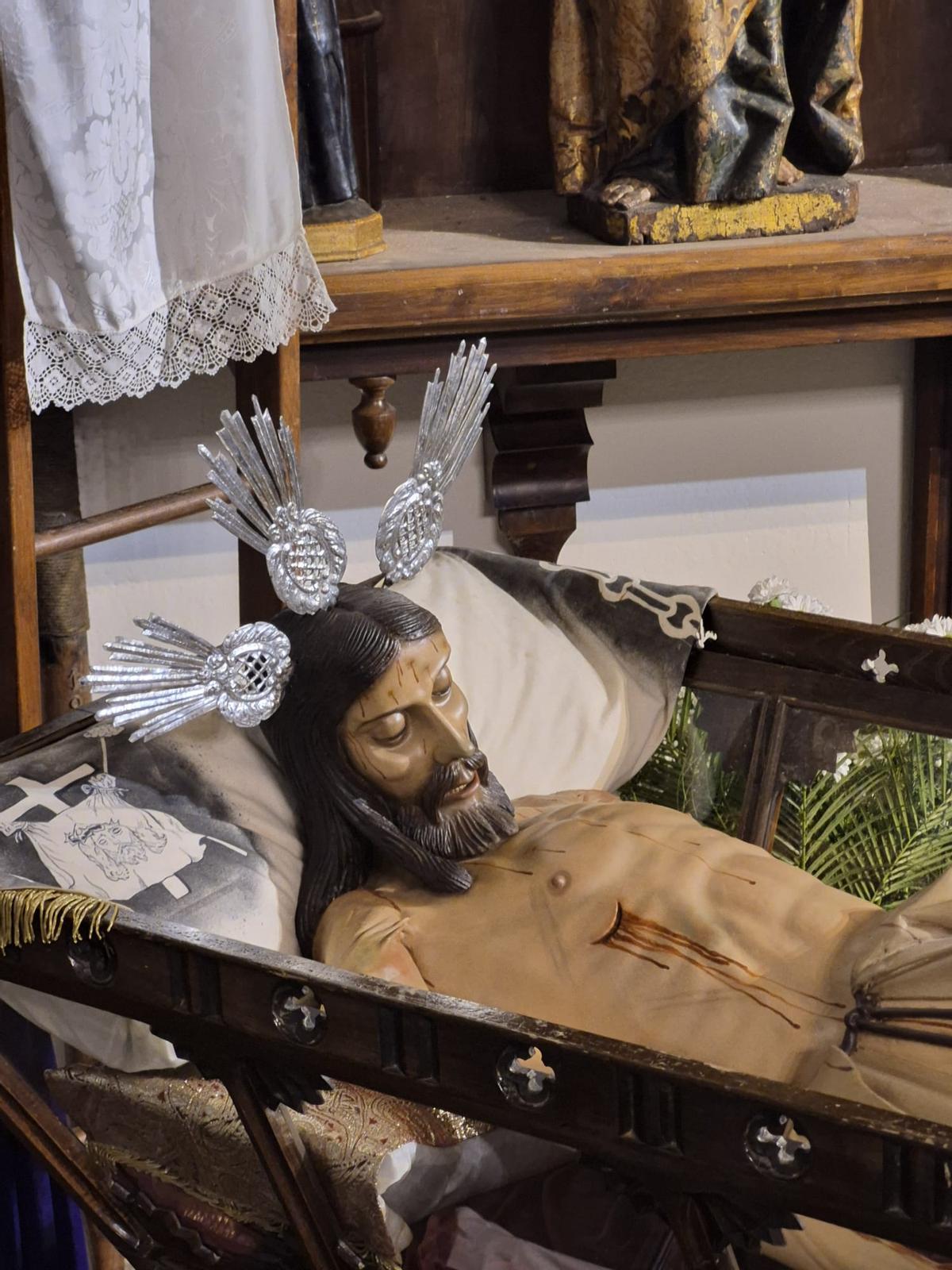 La talla, en la iglesia de Cudillero.