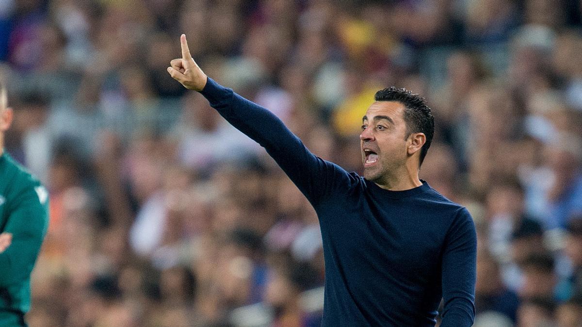 Xavi da órdenes a sus jugadores durante el Barça-Bayern en el Camp Nou.