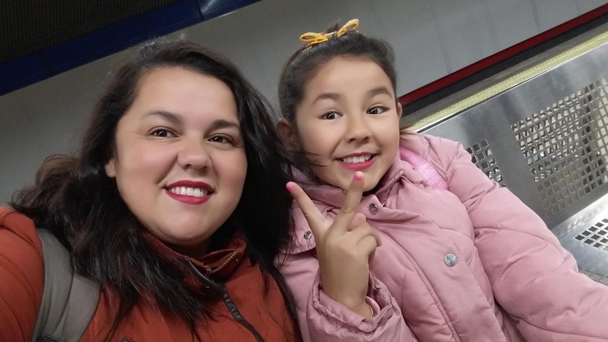 Vivian Muñoz López y su hija Alma, de diez años. 