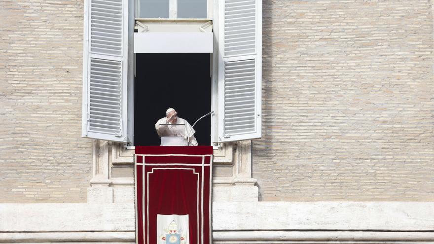 El papa Francisco reza por Benedicto XVI en la misa de Año Nuevo