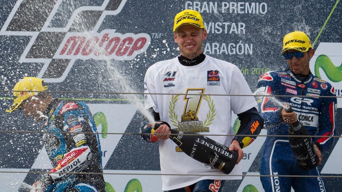 Brad Binder celebra en el podio de Motorland su campeonato mundial en Moto3