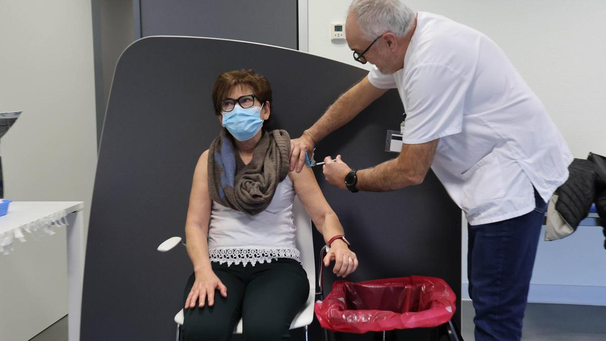 Vacunación extraordinaria en el Cunqueiro, ante la llegada anticipada de la gripe.