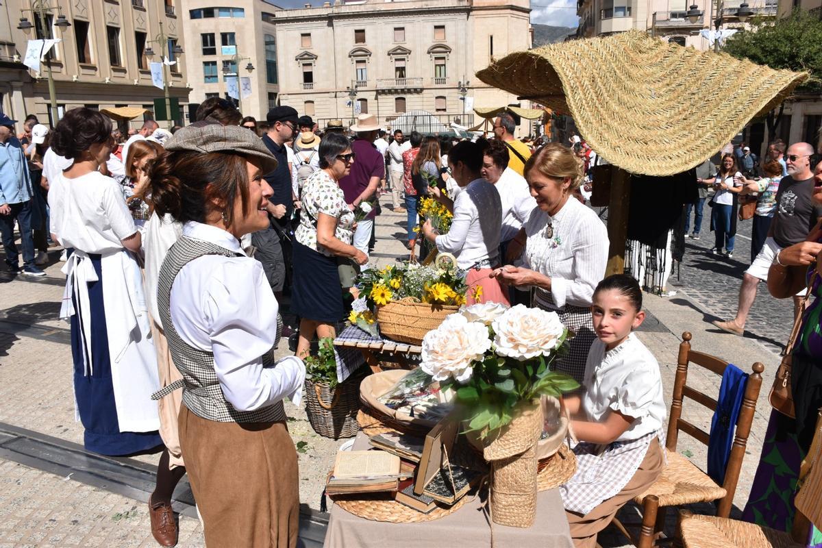 Mercado de la Fira Modernista de Alcoy, con la edil de Turismo a la izquierda