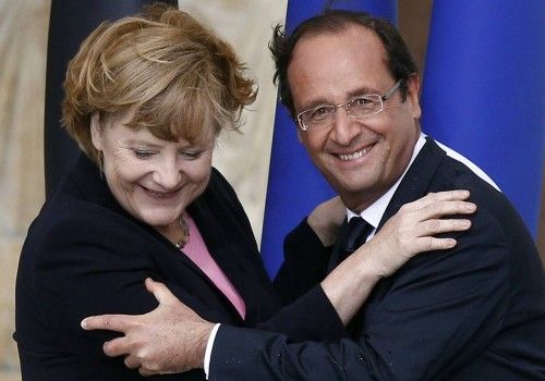 El presidente Francois Hollande Francia y la canciller alemana Angela Merkel sonríen durante la ceremonia del aniversario en Reims 08 de julio 2012.