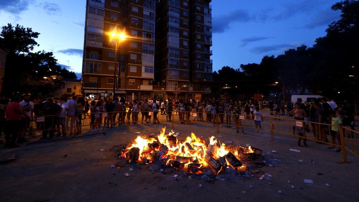 Hoguera de San Juan en el barrio de La Jota en Zaragoza en 2022