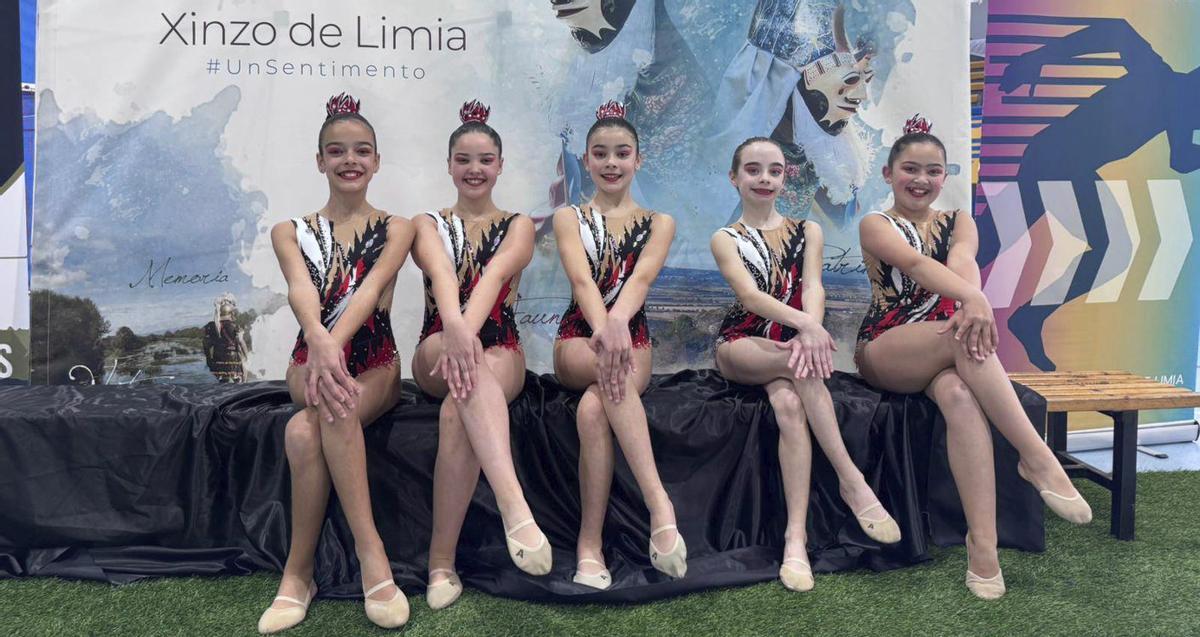 El equipo en el que compiten las dos lalinenses. |