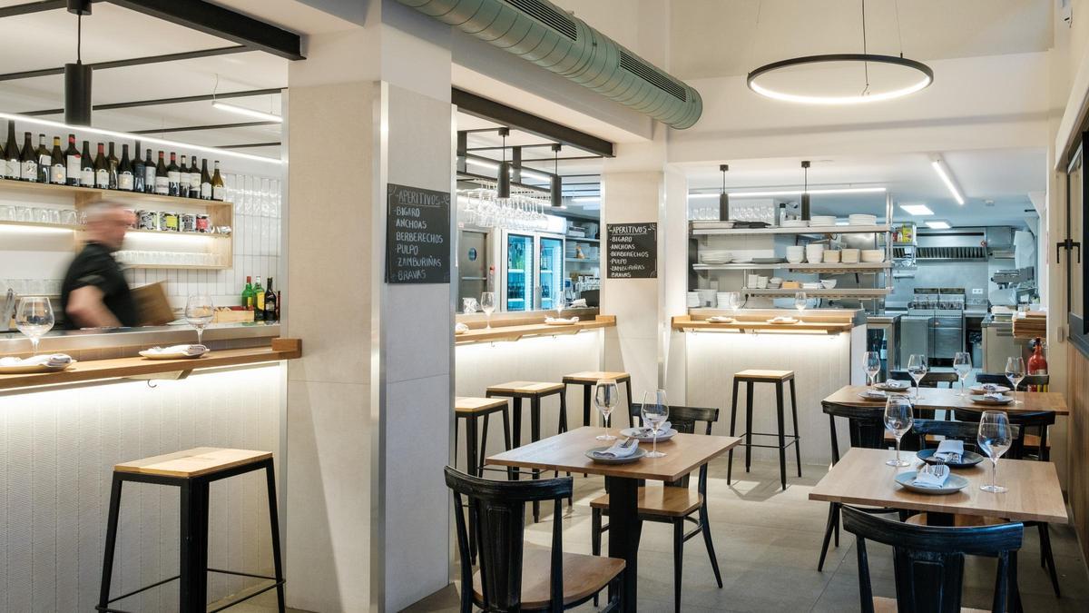 La planta baja del restaurante 5 Hermanos está presidida por una barra.