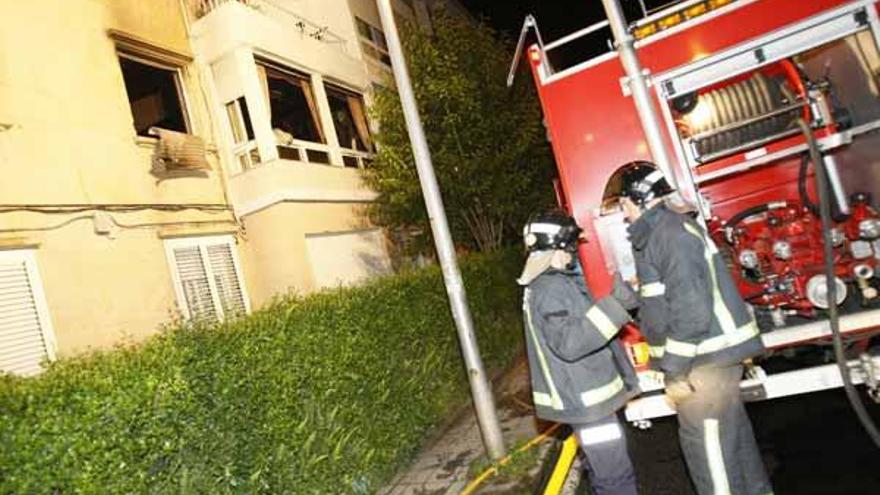 El incendio en un inmueble de Vigo obliga al desalojo de medio centenar de vecinos