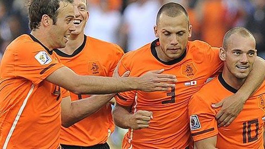 Wesley Sneijder celebra su gol ante Japón