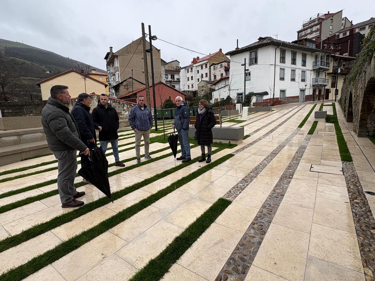 Por la izquierda, Ángel Menéndez, José Luis Fontaniella, José Luis Rozas, Rubén Arias, de la empresa; José Manuel Menéndez y Carolina Castañeda, durante la recepción de la obra.