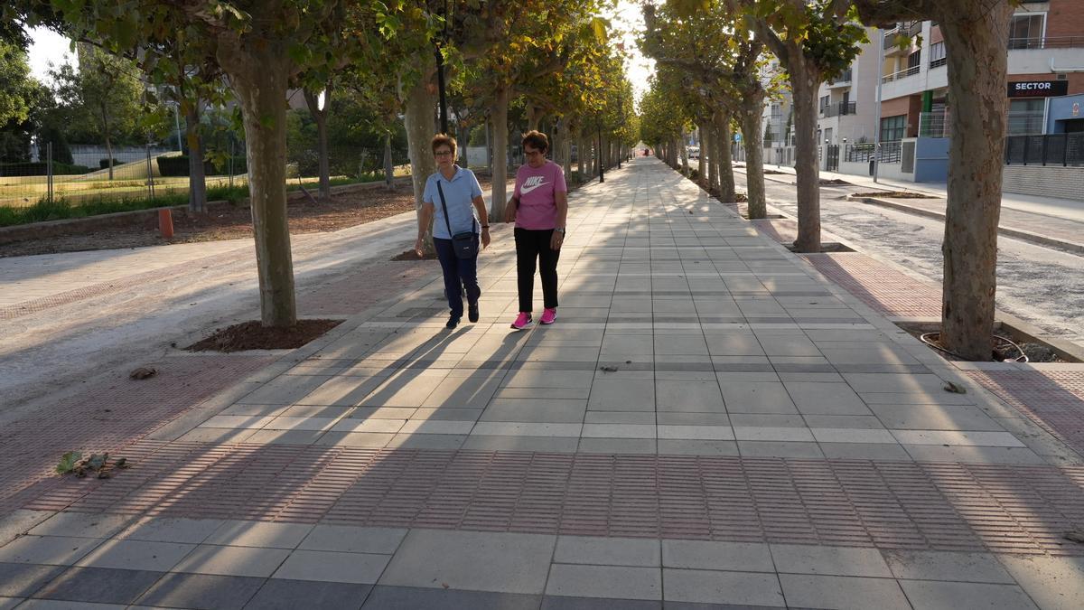 Andén central de la avenida de Lledó de Castelló, ya con el nuevo pavimento.
