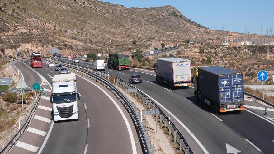 Los transportistas de Alicante encarecerán sus tarifas entre un 8 % y un 10 % por la subida del gasoil