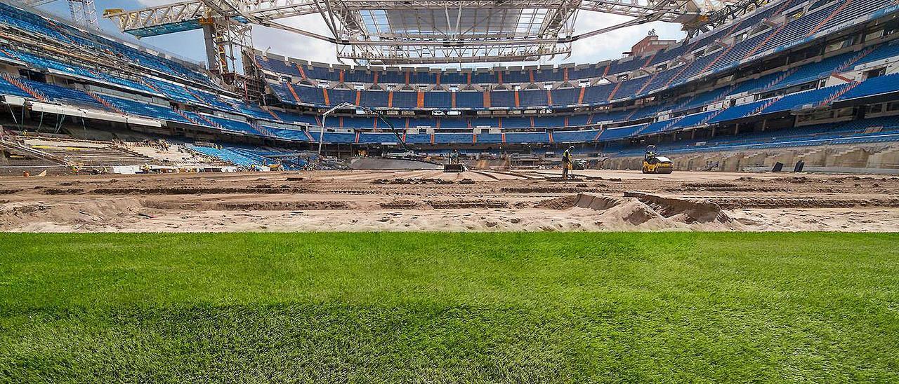 Obras de instalación  del césped del Bernabéu.
  | // REAL MADRID