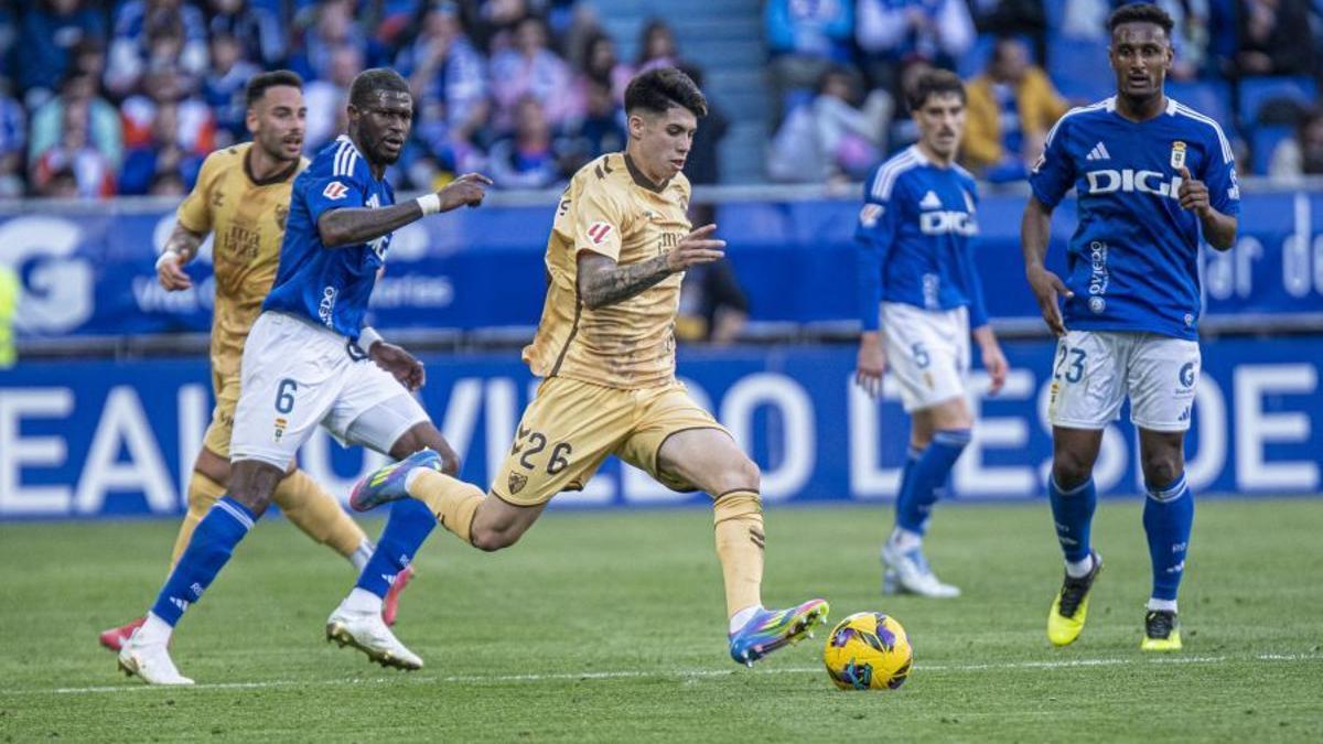 Antoñito conduce el balón en el Carlos Tartiere.