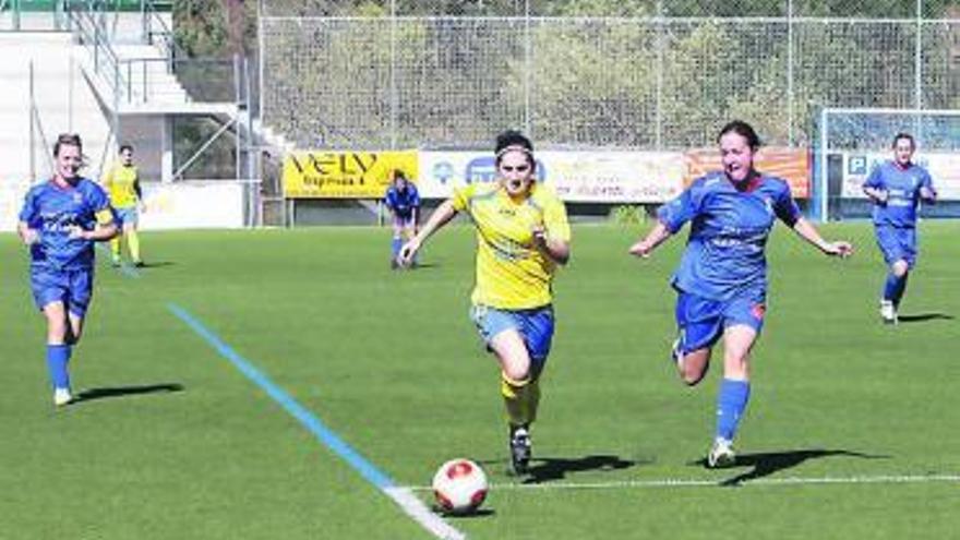 Un lance del partido en Os Carrís. // Jesús Regal