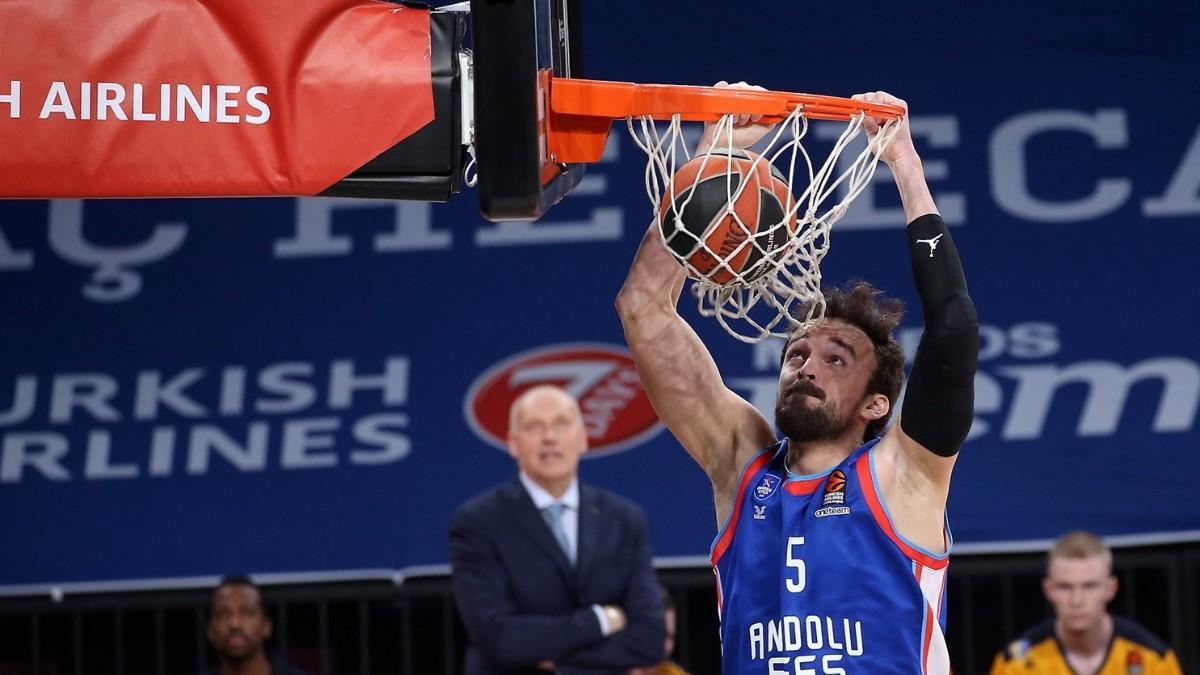 Sanli, durante un partido con Efes
