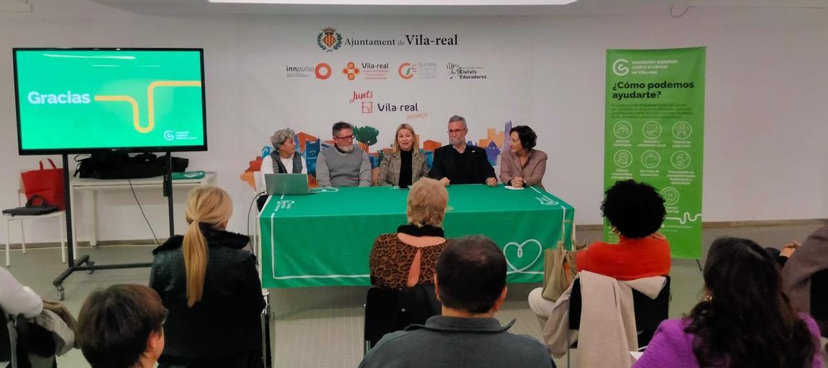 La AECC presentó el pasado mes de enero a Honrubia (segundo por la izquierda) como nuevo presidente de la entidad en Vila-real.