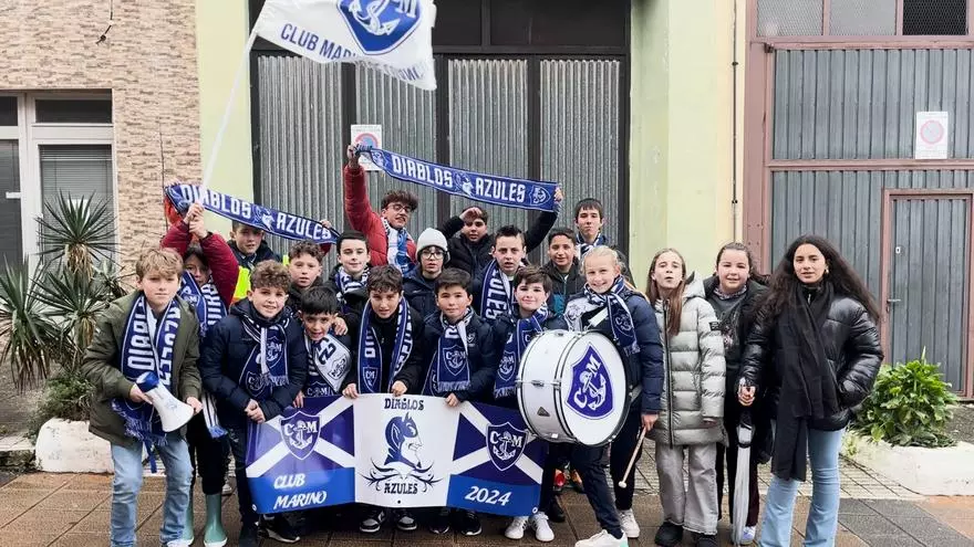 Ni la lluvia ni el frio pueden con los "Diablos Azules": conocemos a la hinchada más joven del Marino de Luanco