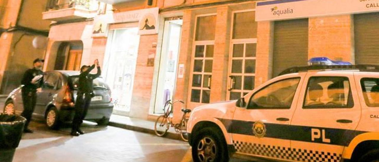 Dos agentes de la Policía Local de Callosa de Segura junto a un coche patrulla.