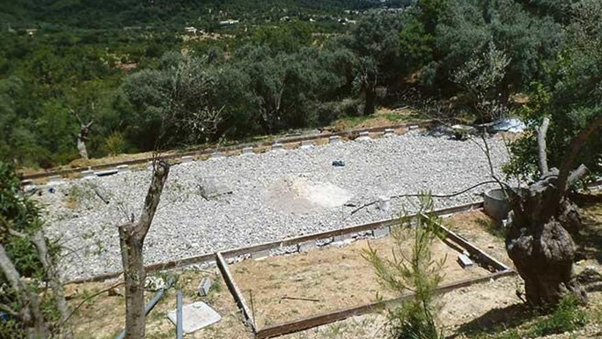 Imagen de la paralización de unas obras sin licencia de una pista deportiva vinculada a una vivienda en suelo rústico.