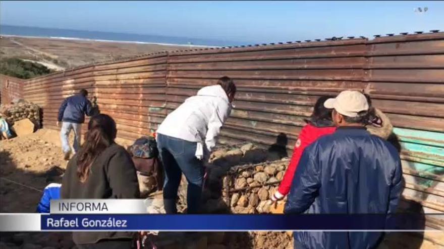 Una familia desesperada intenta saltar la valla fronteriza entre México y EEUU