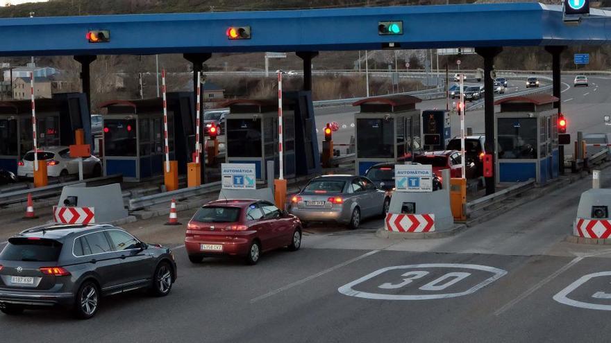 Un conductor herido en un accidente en la entrada del túnel del Negrón en el Huerna