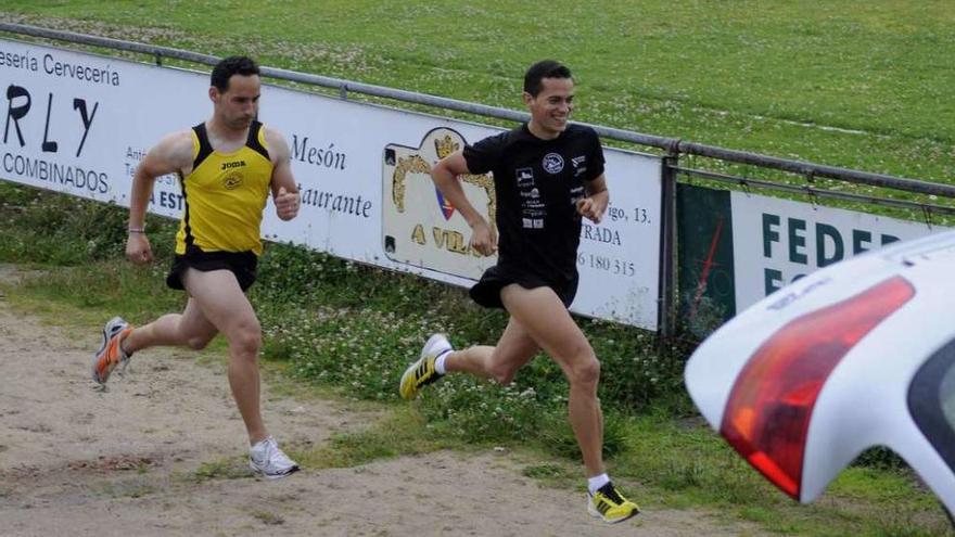 Dos atletas, entrenando en la pista de atletismo de A Baiuca que se perderá en breve. // Bernabé / Javier Lalín