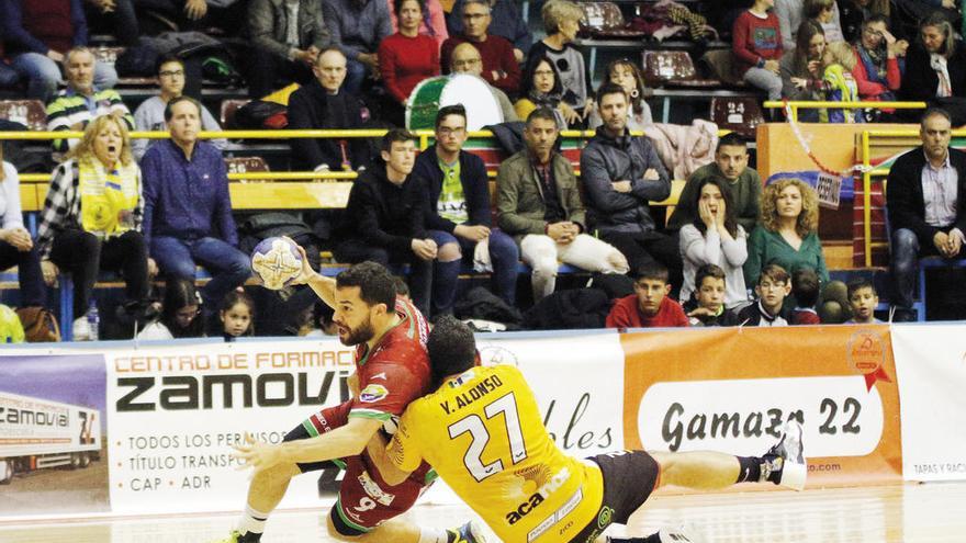 Una acción del Acanor Novás en su visita a Zamora. // José Luis Fernández