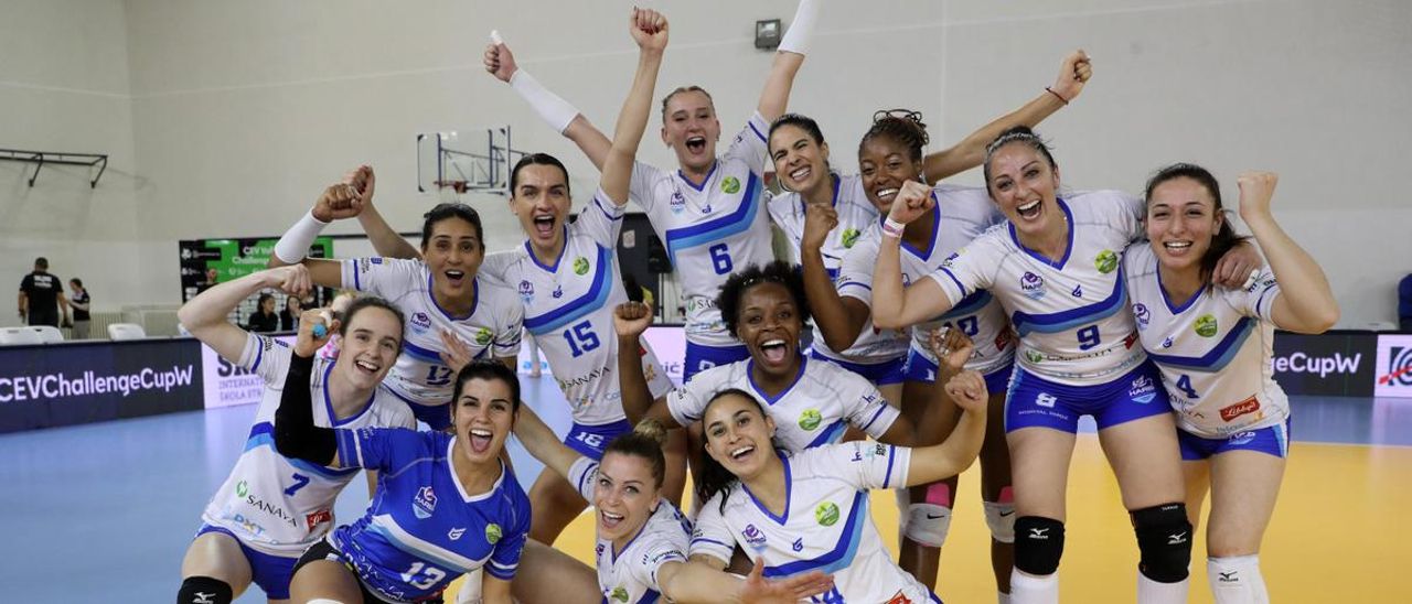 Las jugadoras del CVHaris Tenerife quieren celebrar su pase a la gran final ganando al Tent Obrenovac.