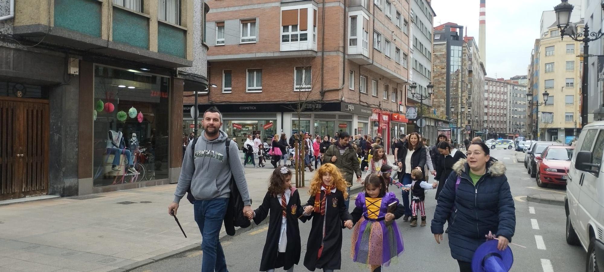 Los niños toman las calles en el Antroxu infantil de La Felguera