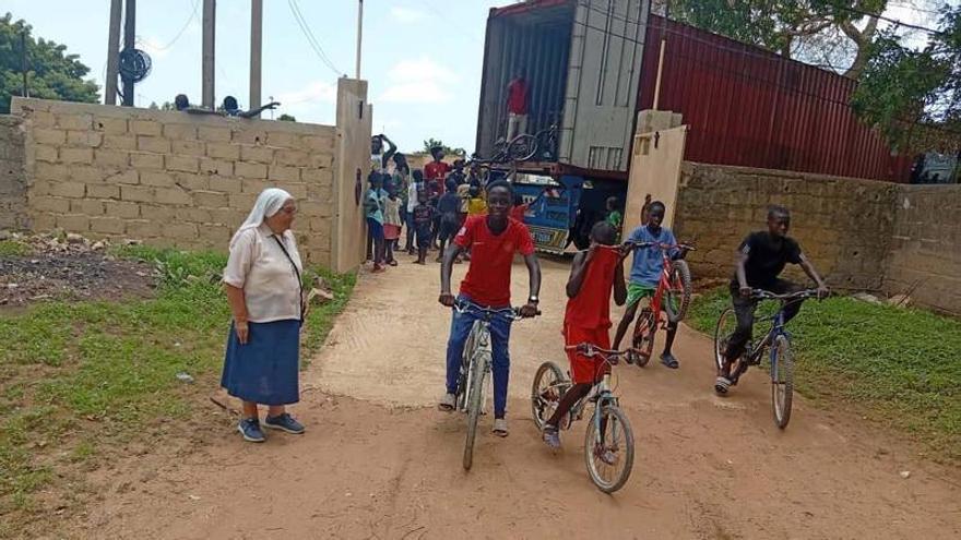 Las 250 bicis solidarias de Ibiza recogidas por Alba Pau para niños de África ya circulan por Senegal