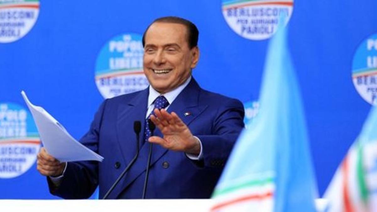 Berlusconi se dirige a la audiencia en un acto de apoyo a su persona, este sábado en Brescia.