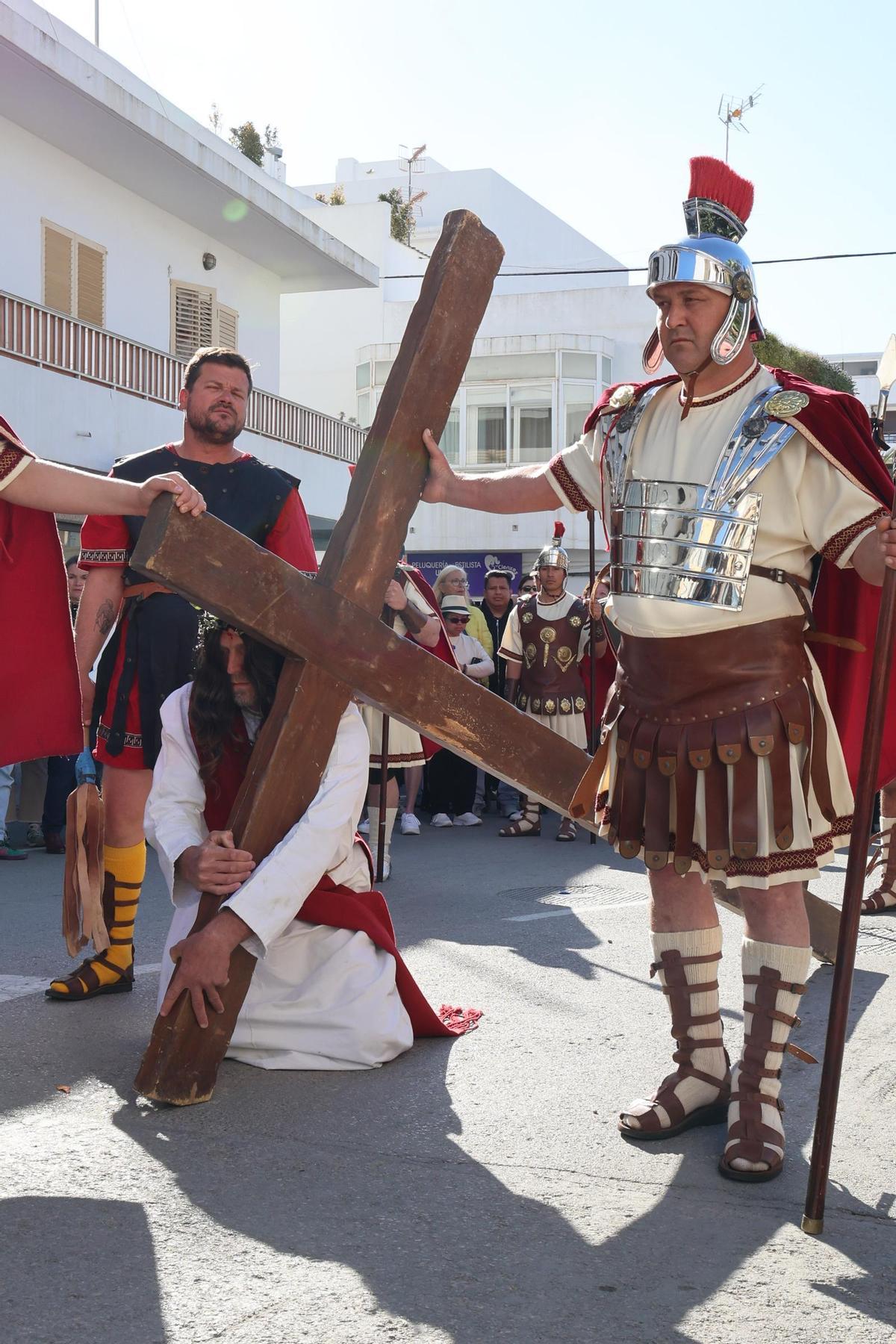 Galería: imágenes del vía crucis de Santa Eulària